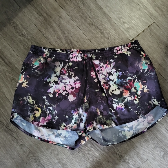 Womens Mid-Rise StretchTech Run Shorts - Picture 4 of 13